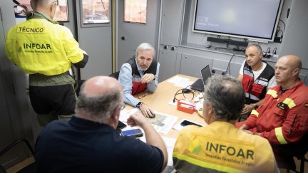 El presidente aragonés, Jorge Azcón, ha seguido la reunión del Cecopi de este domingo desde el PMA de Farasdués.