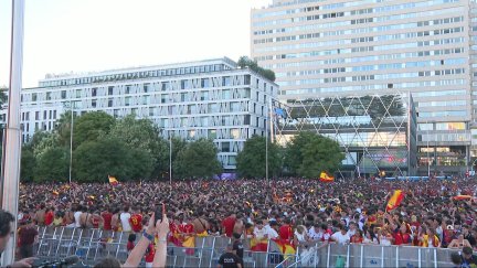 Aficionados de España siguiendo la final en plaza de Colón de Madrid.
