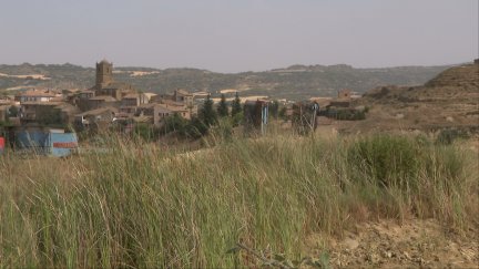 Las llamas rodearon el pueblo de Malpica de Arba sin afectar a sus casas