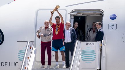 El capitán de la selección española, Rodri, sosteniendo el trofeo a su llegada a Barajas este lunes