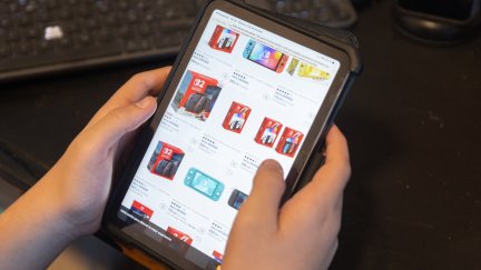 (Foto de ARCHIVO)Una persona realiza una búsqueda en Aliexpress, a 2 de diciembre de 2025, en Madrid (España). A partir de 2026, se eliminará la exención de aranceles para pedidos de menos de 150 euros procedentes de China, lo que encarecerá las compras en plataformas como Shein, Temu y AliExpress. Esta medida busca frenar la competencia desleal que supone la entrada masiva de productos chinos baratos en Europa.Eduardo Parra / Europa Press02 DICIEMBRE 2025: COMPRAS;ONLINE;COMPRA ONLINE;TABLET;MOVIL;ORDENADOR;SHEIN;ALIEXPRESS;TEMU;FASTFASHION02/12/2025