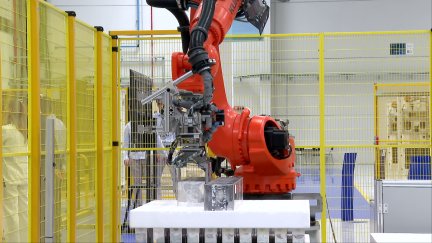 La empresa TDG Ibernavitas ha instalado este mes en PLAZA la primera línea de producción de baterías de Europa