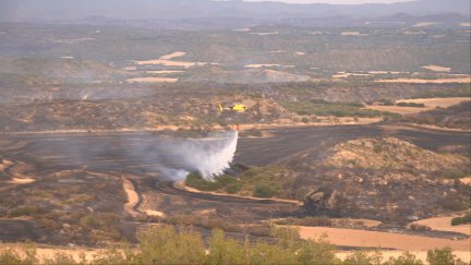 Un helicóptero participa en las labores de extinción del incendio de las Cinco Villas.