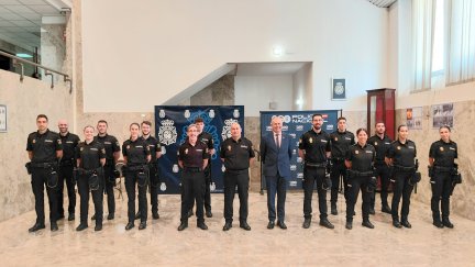 El subdelegado del Gobierno en Huesca, José Carlos Campo, y el comisario provincial, Luis Fernando Ascaso, han recibido este miércoles, 22 de julio a los agentes que desarrollarán sus prácticas en las plantillas de Huesca y Jaca.