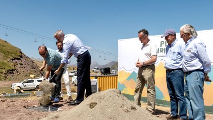 El presidente de Aragón ha colocado la primera piedra del telecabina que unirá las estaciones de esquí de Astún y Candanchú.