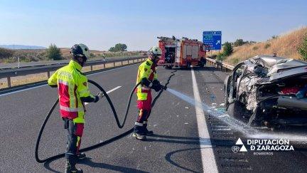 Bomberos de la Diputación de Zaragoza han rescatado a los dos ocupantes atrapados.