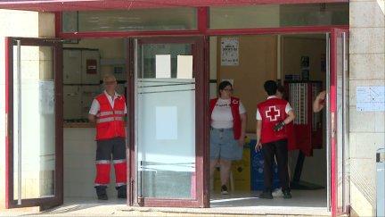 Los vecinos alojados en el polideportivo de Alcorisa son atendidos por una veintena de voluntarios