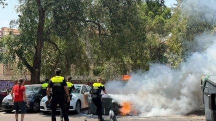 Agentes de la Policía Local intervienen en un primer momento antes de la llegada de los Bomberos de Zaragoza