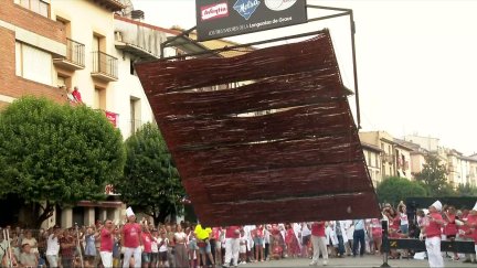 El volteo de la gran parrilla es uno de los momentos más delicados, y más esperados, de la fiesta.