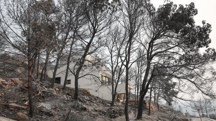 Una vivienda en la urbanización Residencial Santa Bárbara en la montaña a las afueras de la localidad de La Vilavella, desalojada por la cercanía de las llamas del incendio forestal declarado este sábado en La Vall d'Uixò, Castellón.