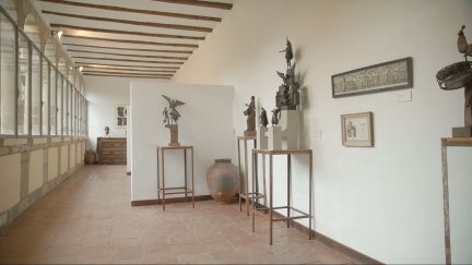 Tal día como hoy, de 1929, nacía en Rubielos de Mora (Teruel) el escultor José Gonzalvo, autor de obras como el busto de Goya de Fuendetodos, el Monumento a la Vaquilla de Teruel o el que señala el nacimiento del río Tajo, en Frías de Albarracín.
Su localidad natal conserva su legado en el museo Gonzalvo, del que es responsable su hija, Ángela. En 2019, el programa 'Un lugar para quedarme' de Aragón TV, habló con ella y nos mostró las instalaciones.