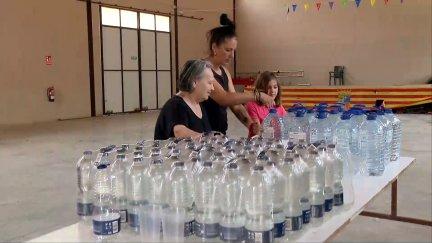 En Cuevas de Cañart se han repartido botellas a la espera de analizar la seguridad del agua corriente