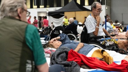 Los locales y turistas evacuados de las aldeas afectadas por los incendios forestales descansan en el Centro de Exposiciones de Burdeos (Francia).