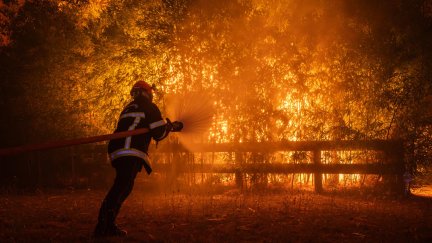 Los bomberos combaten un incendio forestal que se extiende por Ares, en el suroeste de Francia.