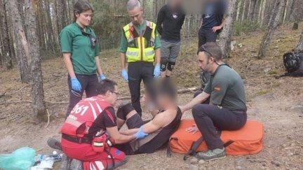 Momento del rescate a un ciclista que sufrió una fractura de hombro tras chocar contra un árbol