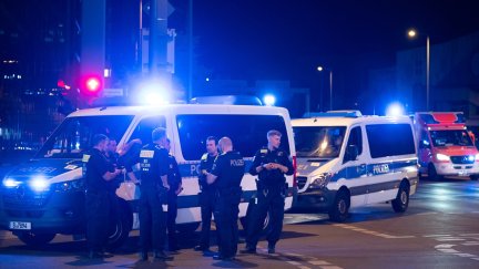 Agentes de policía trabajandcerca del lugar dondeocurrieron los hechos en Agentes de policía trabajando cerca del lugar donde ocurrieron los hechos en BerlínBerlín