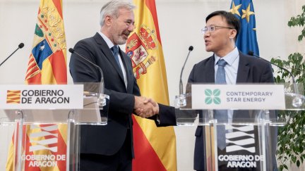 El presidente de Aragón, Jorge Azcón, junto a Andy Wu, director general de CSE.