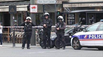 La policía francesa en el lugar de los hechos este lunes tras el apuñalamiento a tres mujeres por parte de un individuo ya detenido