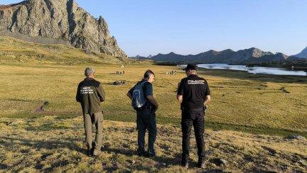 APNs colaboran con la Guardia Civil y la Policía Nacional para controlar acampadas ilegales en el entorno del ibón de Anayet.