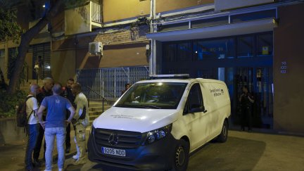 El autor de la agresión se dio a la fuga tras apuñalar a la mujer en una vivienda de la calle Andrade, en el distrito de Sant Martí de Barcelona.
