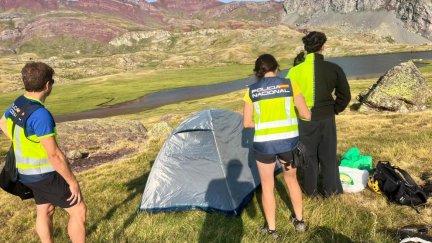 Agentes de la Policía Nacional Adscrita levantan acta de infracción por acampar de forma ilegal en el espacio de los Ibones de Anayet