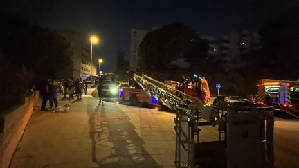 Efectivos intervienen en el incendio en una vivienda en Benalmádena en el que han fallecido dos menores.