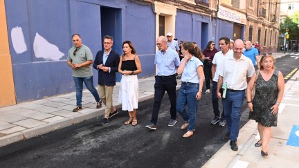 La alcaldesa de Zaragoza y el consejero de Urbanismo visitan la renovación de la calle Utrillas en el barrio de Las Fuentes, acompañados de otros técnicos municipales.