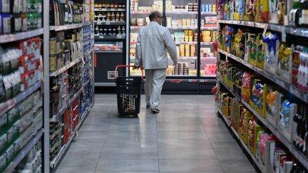 Una persona hace la compra en un supermercado.