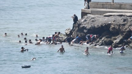 Varias personas intentan cruzar la frontera a nado este jueves en Ceuta