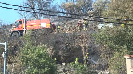 Efectivos de bomberos trabajan en la extinción del fuego en Nachá.