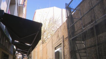 Imagen de archivo de un edificio de la calle Libertad, en el Tubo, cuyo derribo fue ordenado por el Ayuntamiento en diciembre de 2025.