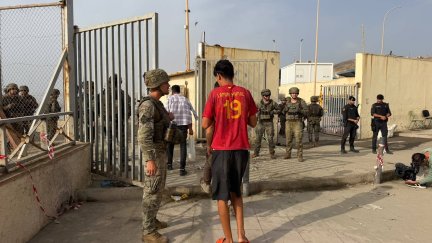 Continúa el goteo de salidas de personas desde Ceuta hasta Marruecos en la frontera del Tarajal.