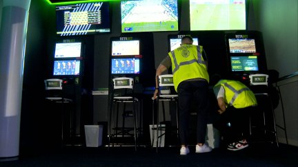 Policías nacionales realizan una inspección en un local de juego en Aragón.