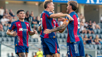 La plantilla azulgrana celebra el gol de Tresaco