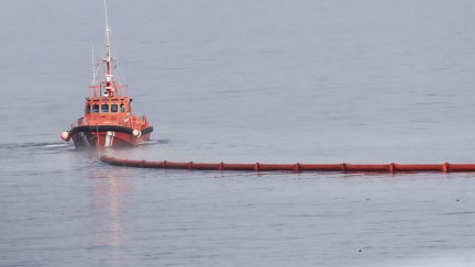Continúba esta tarde de sábado la colocación de la boya flotante para delimitar la zona que separa Ceuta de Marruecos, en la playa del Tarajal.