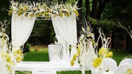 Una boda cuesta de media unos 25.000 euros en España.