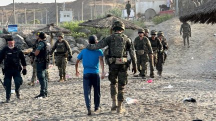 Militares acompañan a migrantes en Ceuta hasta la frontera de El Tarajal.