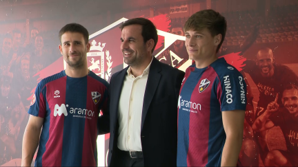 Jimmy Suárez (Izquierda) e Iván Rodriguez (a la derecha) posando junto al director deportivo de la SD Huesca, Javier Sanz, tras su presentación esta mañana