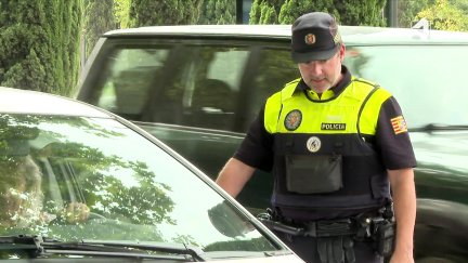 Un policía local durante la campaña de control de la velocidad en Zaragoza.