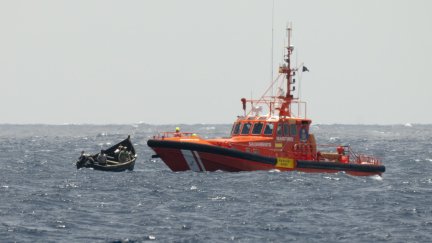 El buque de Salvamento Marítimo Salvamar Al Nail rescatando una patera en costas españolas.