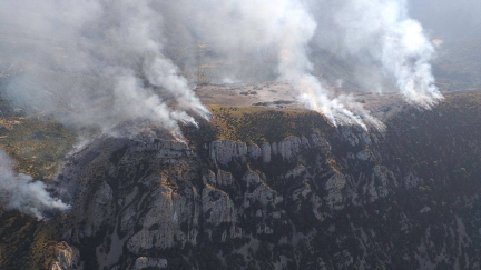 Imagen aérea del incendio de Loporzano originado por un incendio este lunes, 3 de agosto.