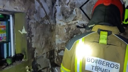 Un efectivo de los bomberos de la DPT trabajando en el inmueble afectado
