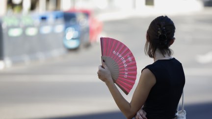 Una joven se abanica este martes en Madrid.