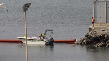 Continúan los trabajos para la colocación de la boya flotante para delimitar las aguas jurisdiccionales de la playa del Tarajal de Ceuta que la separa a Marruecos.