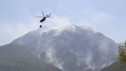 (Foto de ARCHIVO)Uno de los helicópteros que ha trabajado trabajan en el incendio de Plan (Huesca) cargando agua del ibón.