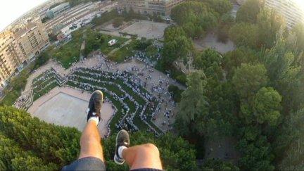 El 9 de agosto de 2012, el Campeón del Mundo de Parapente Horacio Llorens realizó unas acrobacias en el parque Miguel Servet de Huesca, durante las Fiestas de San Lorenzo.