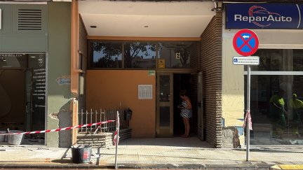 El portal número 2 de la plaza Santa Clara ha vuelto a abrir sus puertas para el regreso de los vecinos.