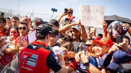 Marc Márquez firma autógrafos a los aficionados en MotorLand Aragón