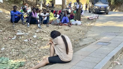 Los jóvenes inmigrantes que duermen en la calle esperan para acceder al Centro de Estancia Temporal de Inmigrantes (CETI).