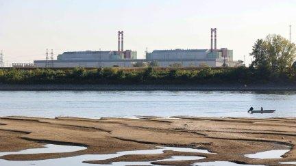 Vista de la central nuclear MVM Paks, que tuvo que detener su reactor 3 por el bajo nivel del río Danubio, en Paks (Hungría)